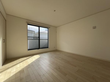 ���r���O 18.7����LDK�͉Ƒ��S�����������Ƃ��낰���Ԃł��B���r���O�ƃ_�C�j���O�����R�Ɏg���������邽�߁A�l�X�ȃ��C�t�X�^�C���ɑΉ����܂�!