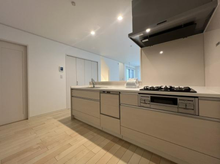 �L�b�`�� ���r���O�ɂȂ���A�J���I�Ő������ꂽ�L�b�`���X�y�[�X�B�ڂ̑O�ɉƑ��̗l�q�������Ȃ��痿�����ł���z�u�́A�q��Ē��̂��ƒ�ɂ��҂�����B