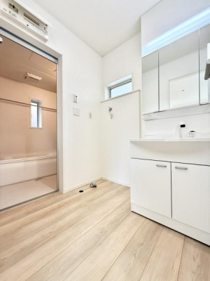 ʑEʏ OʋtʉϑB킹Ō̃X^COKB͎̌[ɂȂĂ̂ŁAׁX̂[łAXbLƂʉɁB