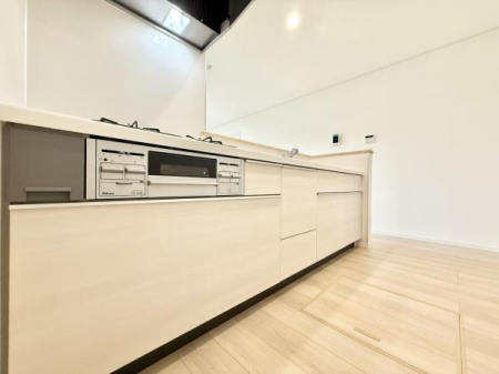 Lb` rOɂȂAJIŐꂽLb`Xy[XBڂ̑OɉƑ̗lqȂ痿łzúAqĒ̂ƒɂ҂B