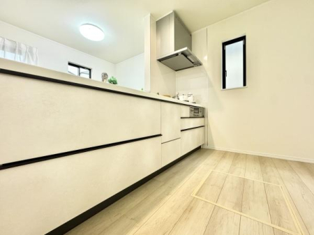 Lb` rOɂȂAJIŐꂽLb`Xy[XBڂ̑OɉƑ̗lqȂ痿łzúAqĒ̂ƒɂ҂B