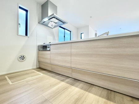 Lb` rOɂȂAJIŐꂽLb`Xy[XBڂ̑OɉƑ̗lqȂ痿łzúAqĒ̂ƒɂ҂B