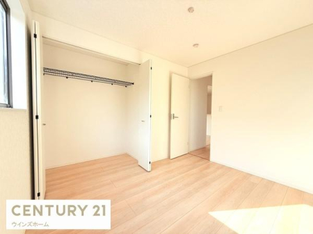 �m�� ��5.2���̗m���B�傫�ȃN���[�[�b�g������A�ߗނ�w�p�i������������[�\�B�̌����t���Ŗ��邭�A�q�ǂ������⏑�ւƂ��Ă��g���₷����Ԃł��B