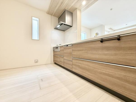 Lb` rOɂȂAJIŐꂽLb`Xy[XBڂ̑OɉƑ̗lqȂ痿łzúAqĒ̂ƒɂ҂B