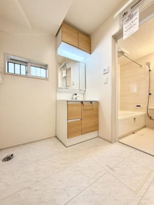 ʑEʏ OʋtʉϑB킹Ō̃X^COKB͎̌[ɂȂĂ̂ŁAׁX̂[łAXbLƂʉɁB