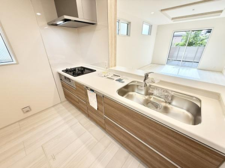 Lb` rOɂȂAJIŐꂽLb`Xy[XBڂ̑OɉƑ̗lqȂ痿łzúAqĒ̂ƒɂ҂B