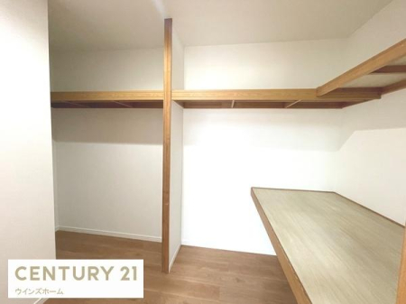 ���[ ��^�E�H�[�N�C���N���[�[�b�g���ݒu����Ă��܂��I�G�ߕ��Ɠd�₨�m���̑��A���z�c�������[�ł���L�X�X�y�[�X�B