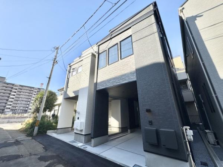 �O�ʓ��H�܂ތ��n�ʐ^ 2�K�ɐ����W��̉Ǝ����N�v�����I�J�����爤�Ԃ����r���h�C���K���[�W�I