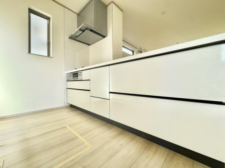 Lb` rOɂȂAJIŐꂽLb`Xy[XBڂ̑OɉƑ̗lqȂ痿łzúAqĒ̂ƒɂ҂B