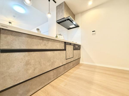 �L�b�`�� ���r���O�ɂȂ���A�J���I�Ő������ꂽ�L�b�`���X�y�[�X�B�ڂ̑O�ɉƑ��̗l�q�������Ȃ��痿�����ł���z�u�́A�q��Ē��̂��ƒ�ɂ��҂�����B