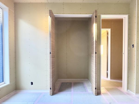 ���[ �N���[�[�b�g���ݒu����Ă��܂��I�ו���u���ꏊ���m�ۂ����̂ł������̐������ڂ����₷���Ȃ�A���K�ȋ�Ԃ����肠���܂��I2025�N12�����{�����\��ł��I