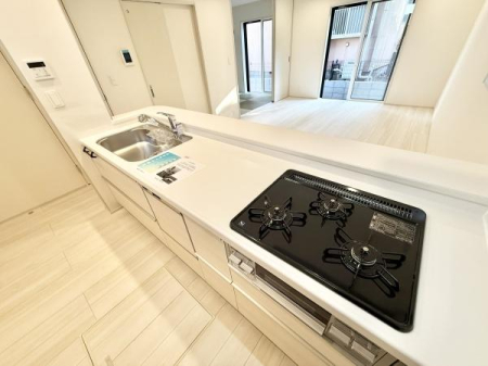 Lb` rOɂȂAJIŐꂽLb`Xy[XBڂ̑OɉƑ̗lqȂ痿łzúAqĒ̂ƒɂ҂B[͂Ag₷ƃfUC˔ԁI