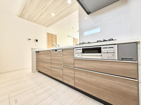 Lb` rOɂȂAJIŐꂽLb`Xy[XBڂ̑OɉƑ̗lqȂ痿łzúAqĒ̂ƒɂ҂B[͂Ag₷ƃfUC˔ԁI