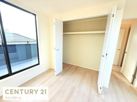 ���[ �N���[�[�b�g���S���ݒu����Ă��܂��I�ו���u���ꏊ���m�ۂ����̂ł������̐������ڂ����₷���Ȃ�A���K�ȋ�Ԃ����肠���܂��I