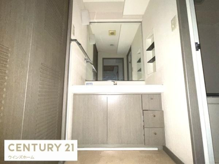 ���ʑ�E���ʏ� ���ʉ��ϑ�̓V���v���ł���Ȃ���@�\�������˔����A���K�ȃT�j�^���[��Ԃ����������܂��B