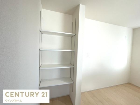 ���[ �L�b�`���ɂ�4�i���I���ݒu����܂����I�����Ɠd��H��A�퉷�ł̕ۑ����\�ȐH�ƂȂǂ̎��[�ɖ𗧂��܂��B