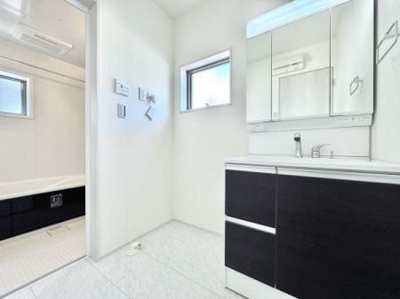 ʑEʏ OʋtʉϑB킹Ō̃X^COKB͎̌[ɂȂĂ̂ŁAׁX̂[łAXbLƂʉɁB