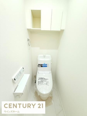 �g�C�� �g�C���͂P�E2�K�ɐݒu����Ă���A�������֍��t���̐����ȃg�C���B�㕔�݌˒I����B