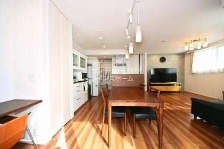 rO Lb`ƃ_CjOe[uɔzuĂ̂ŁAH̔zVЕt̓Zkł܂IƂڂŋԂɈ̊܂AȈۂ̃_CjOXy[XɂȂ܂B