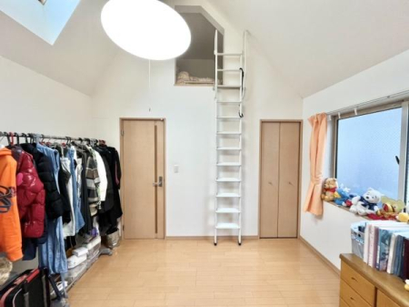 m 7.15̗ḿAVƃgbvCgŖ邭Lт₩ȋԁB
㕔ɂ̓OjGA[Xy[XȂǑړIɊp\B
JƎp˔Sn悢łB