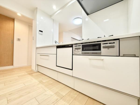 Lb` rOɂȂAJIŐꂽLb`Xy[XBڂ̑OɉƑ̗lqȂ痿łzúAqĒ̂ƒɂ҂B