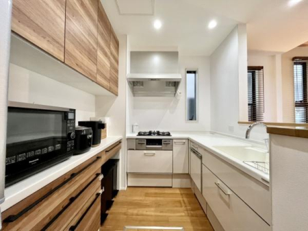 Lb` ؖڒ̎[ƔJE^[a㎿ȃLb`BΖʎŉƑƂ̉by݂Ȃ璲łAH@3RȂǐݔ[BfUCƋ@\˔Sn悢ԂłB