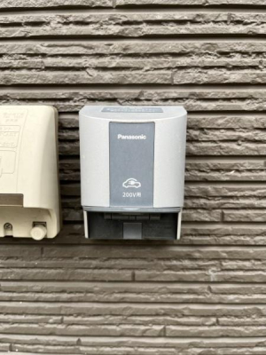 ̑ 200VΉEV[dRZgݒuBdCԂPHEV̏[dŉ\ŁÃCtX^Cɂ_ɑΉBɗDA֗ŃX}[gȕ炵xݔłB