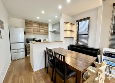 Lb` rOƎRɂȂΖʃLb`Bؖڂ̃LrlbgƃJE^[݂oAby݂Ȃ痿ł݌vB̌ƊԐڏƖaAƑ̒SƂȂSn悢ԂłB