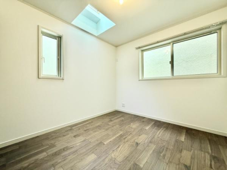 m ̌ꂽ邢IQɂqɂ҂̋ԂłI