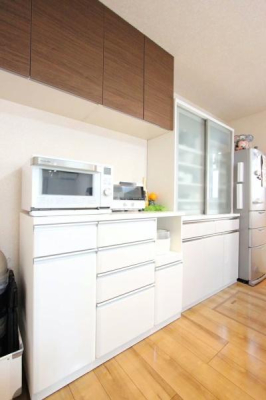 �L�b�`�� �L�b�`���̗��ɂ͑�^�̗①�ɂ�J�b�v�{�[�h��z�u���Ă��[���ȍL�����m�ۂ��Ă��܂��I�������������Ȃ��悤�ɔz�u���ꂽ�L�b�`���X�y�[�X�o���K�ɂ��������ł��܂��I