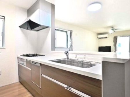 �L�b�`�� �V�X�e���L�b�`���̓r���g�C���H��@�ɏ򐅊�������������@�\�^�C�v�ł��I�Ζʎ��͂������������r���O�̗l�q��������̂Ŏq��Ē��̂��ƒ�ɂ��s�b�^���I�􂢕����e���r�����Ȃ���ł��܂��B