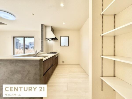 �L�b�`�� �L�b�`���ɂ̓p���g���[���[���ݒu����܂����I�����Ɠd��H��A�퉷�ł̕ۑ����\�ȐH�ƂȂǂ̎��[�ɖ𗧂��܂��B