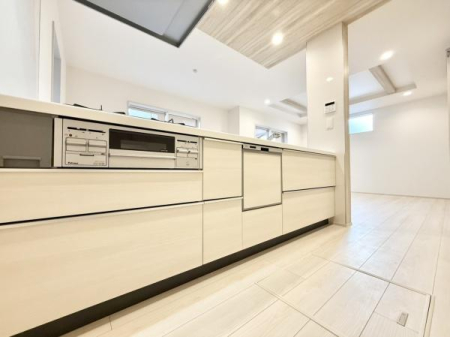 �L�b�`�� �X�^�C���b�V���ȃV�X�e���L�b�`���́A���[�͂Ƌ@�\�������˔����A�������y�����Ȃ��ԁB���r���O�ƂȂ��郌�C�A�E�g�����͂ł��B