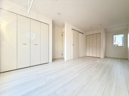 �m�� �����������F�����ƃV���v���ȃf�U�C�������̗͂m���B�N���[�[�b�g�������t���ŁA�ߗނ�ו��̐������ڂ����₷���A�g������̗ǂ����K��Ԃł��B