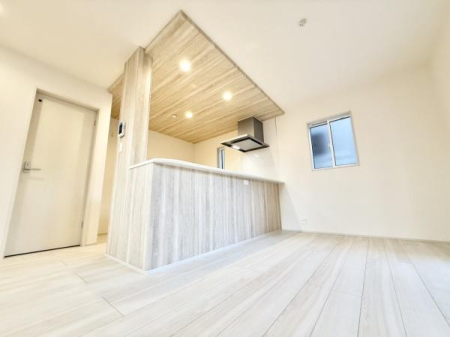 �L�b�`�� ���������ӂ��V�X�e���L�b�`���B���C�h�Ȓ�����ƖL�x�Ȏ��[�ŉƎ��̂��₷���݌v�ł��B�����̗����������I�ɁA�Ƒ��Ƃ̎��Ԃ������Ƒ�؂ɂł����Ԃł��B