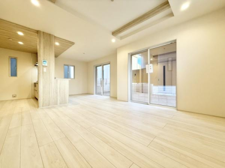 ���r���O �L�XLDK�͉Ƒ��S�����������Ƃ��낰���Ԃł��B���r���O�ƃ_�C�j���O�����R�Ɏg���������邽�߁A�l�X�ȃ��C�t�X�^�C���ɑΉ����܂�!