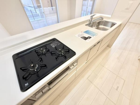 �L�b�`�� ���������ӂ��V�X�e���L�b�`���B���C�h�Ȓ�����ƖL�x�Ȏ��[�ŉƎ����X���[�Y�B�����̗����������I�ɁA�Ƒ��Ƃ̎��Ԃ������Ƒ�؂ɂł����Ԃł��B