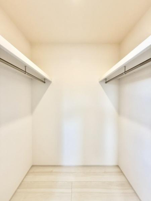 ���[ ��ԍL���m���ɂ̓E�H�[�N�C���N���[�[�b�g��ݒu�I���̖��̒ʂ�g�����Ē��ɓ��邱�Ƃ��ł���h��e�ʂ̃N���[�[�b�g�ł��B���i����m�����炩���΂�G�ߕ��A�u���ꏊ�ɍ���X�[�c�P�[�X�Ȃǂ����[�ł��܂��I