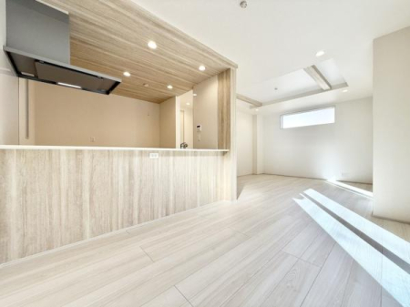 ���r���O 17.5���̍L�XLDK�͉Ƒ��S�����������Ƃ��낰���Ԃł��B���r���O�ƃ_�C�j���O�����R�Ɏg���������邽�߁A�l�X�ȃ��C�t�X�^�C���ɑΉ����܂�!