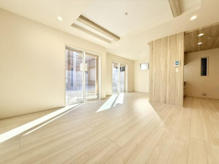 ���r���O �L�XLDK�͉Ƒ��S�����������Ƃ��낰���Ԃł��B���r���O�ƃ_�C�j���O�����R�Ɏg���������邽�߁A�l�X�ȃ��C�t�X�^�C���ɑΉ����܂�!