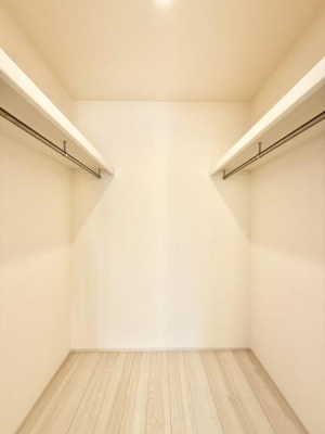 ���[ ��ԍL���m���ɂ̓E�H�[�N�C���N���[�[�b�g��ݒu�I���̖��̒ʂ�g�����Ē��ɓ��邱�Ƃ��ł���h��e�ʂ̃N���[�[�b�g�ł��B���i����m�����炩���΂�G�ߕ��A�u���ꏊ�ɍ���X�[�c�P�[�X�Ȃǂ����[�ł��܂��I