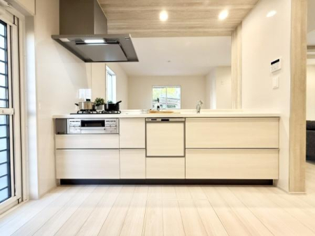 �L�b�`�� ���������ӂ��V�X�e���L�b�`���B���C�h�Ȓ�����ƖL�x�Ȏ��[�ŉƎ����X���[�Y�B�����̗����������I�ɁA�Ƒ��Ƃ̎��Ԃ������Ƒ�؂ɂł����Ԃł��B