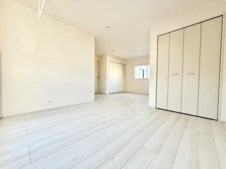 �m�� �����������F�����ƃV���v���ȃf�U�C�������̗͂m���B�N���[�[�b�g�������t���ŁA�ߗނ�ו��̐������ڂ����₷���A�g������̗ǂ����K��Ԃł��B