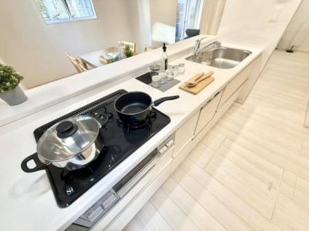 �L�b�`�� ���������ӂ��V�X�e���L�b�`���B���C�h�Ȓ�����ƖL�x�Ȏ��[�ŉƎ��̂��₷���݌v�ł��B�����̗����������I�ɁA�Ƒ��Ƃ̎��Ԃ������Ƒ�؂ɂł����Ԃł��B