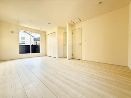 �Q�� �o���R�j�[�ɖʂ��̌������Ղ�L�X�Ƃ��Ă��Ė��邢�������ł��I�N���[�[�b�g���ݒu����Ă��܂��I