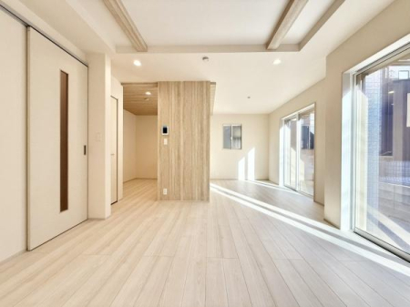 ���r���O �L�XLDK�͉Ƒ��S�����������Ƃ��낰���Ԃł��B���r���O�ƃ_�C�j���O�����R�Ɏg���������邽�߁A�l�X�ȃ��C�t�X�^�C���ɑΉ����܂�!