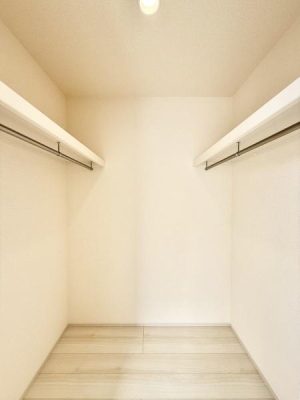 ���[ ��ԍL���m���ɂ̓E�H�[�N�C���N���[�[�b�g��ݒu�I���̖��̒ʂ�g�����Ē��ɓ��邱�Ƃ��ł���h��e�ʂ̃N���[�[�b�g�ł��B���i����m�����炩���΂�G�ߕ��A�u���ꏊ�ɍ���X�[�c�P�[�X�Ȃǂ����[�ł��܂��I