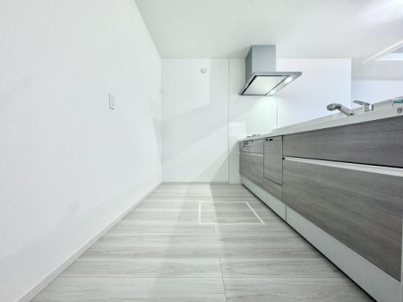 �L�b�`�� ���������ӂ��V�X�e���L�b�`���B���C�h�Ȓ�����ƖL�x�Ȏ��[�ŉƎ����X���[�Y�B�����̗����������I�ɁA�Ƒ��Ƃ̎��Ԃ������Ƒ�؂ɂł����Ԃł��B