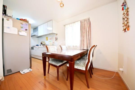 rO 2KLDKݒû1Kɔׂ薾邢ÂsƂł܂BrOƃ_CjOɂ₩ɋ؂ĔzuĂ̂ŁAuHv̋ԂƁucv̋Ԃ𕪂Ďg܂I