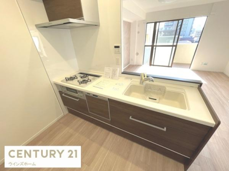 Lb` rOɂȂAJIŐꂽLb`Xy[XBڂ̑OɉƑ̗lqȂ痿łzúAqĒ̂ƒɂ҂B